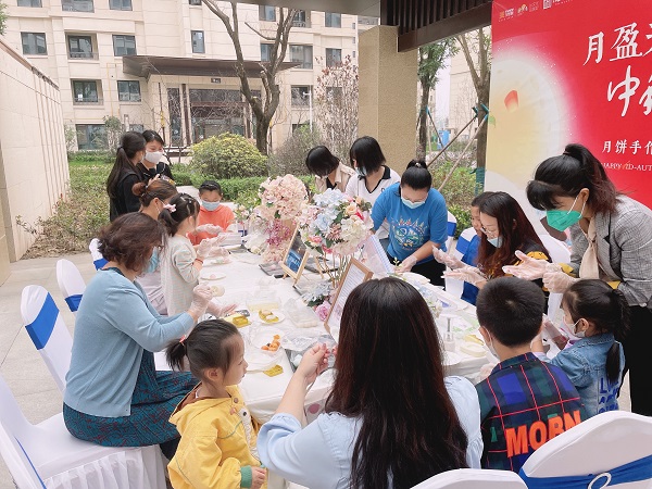 181692345476431404.jpeg 3 業主攜手制做月餅.jpg